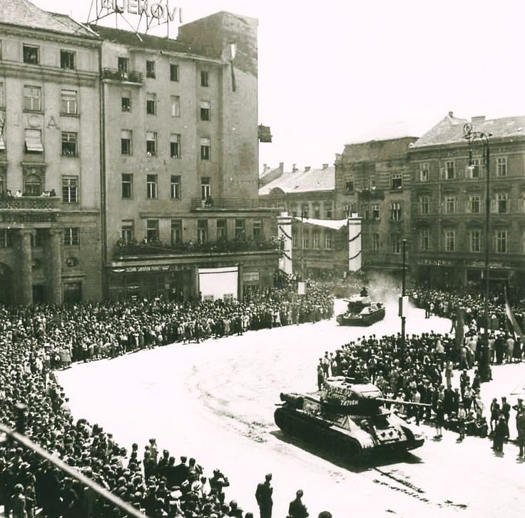 Trg bana Jelačića 1945. godine. ulazak tenkova